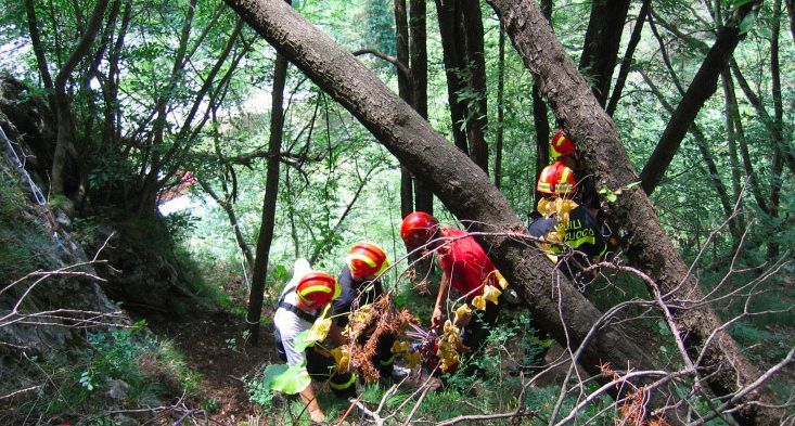 Cercatore di funghi precipita in un canalone e muore