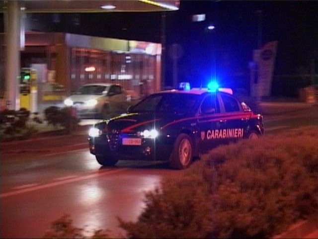 Rubano un furgone e chiedono denaro per restituirlo