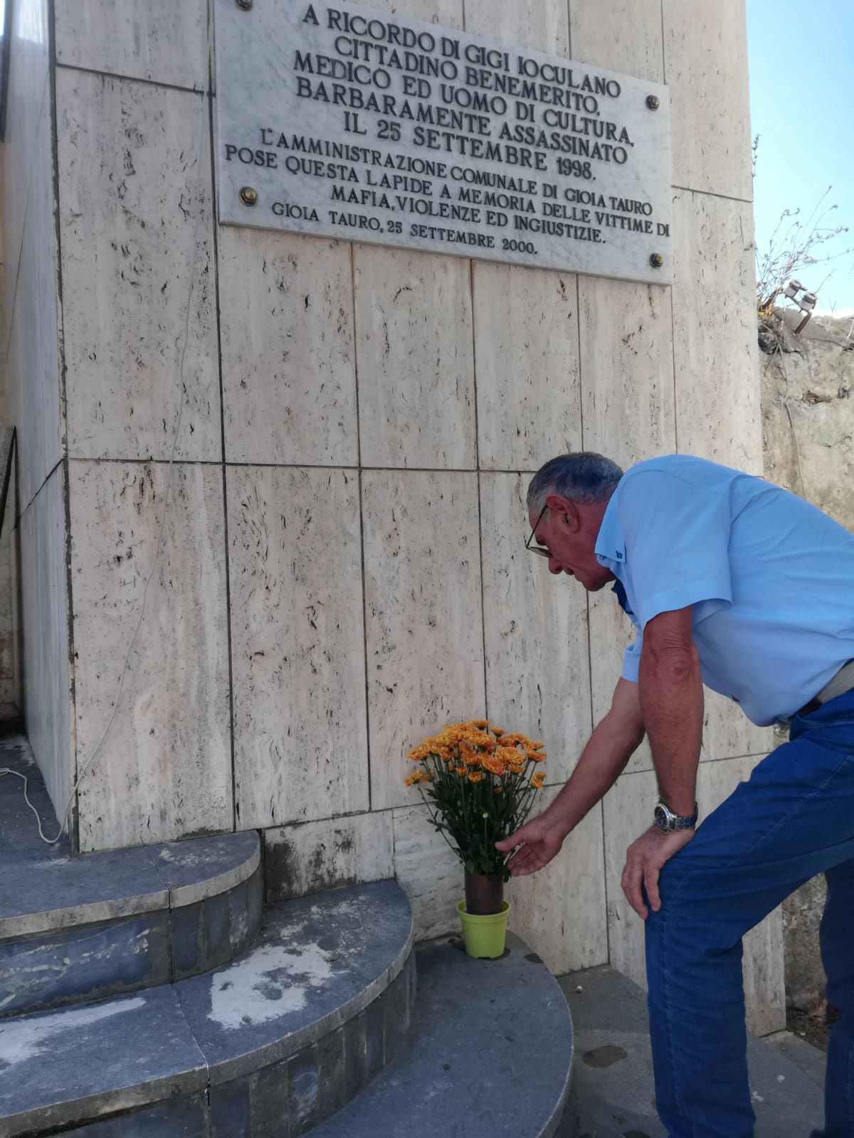 Un mazzo di fiori per ricordare Ioculano. «Vogliamo giustizia»