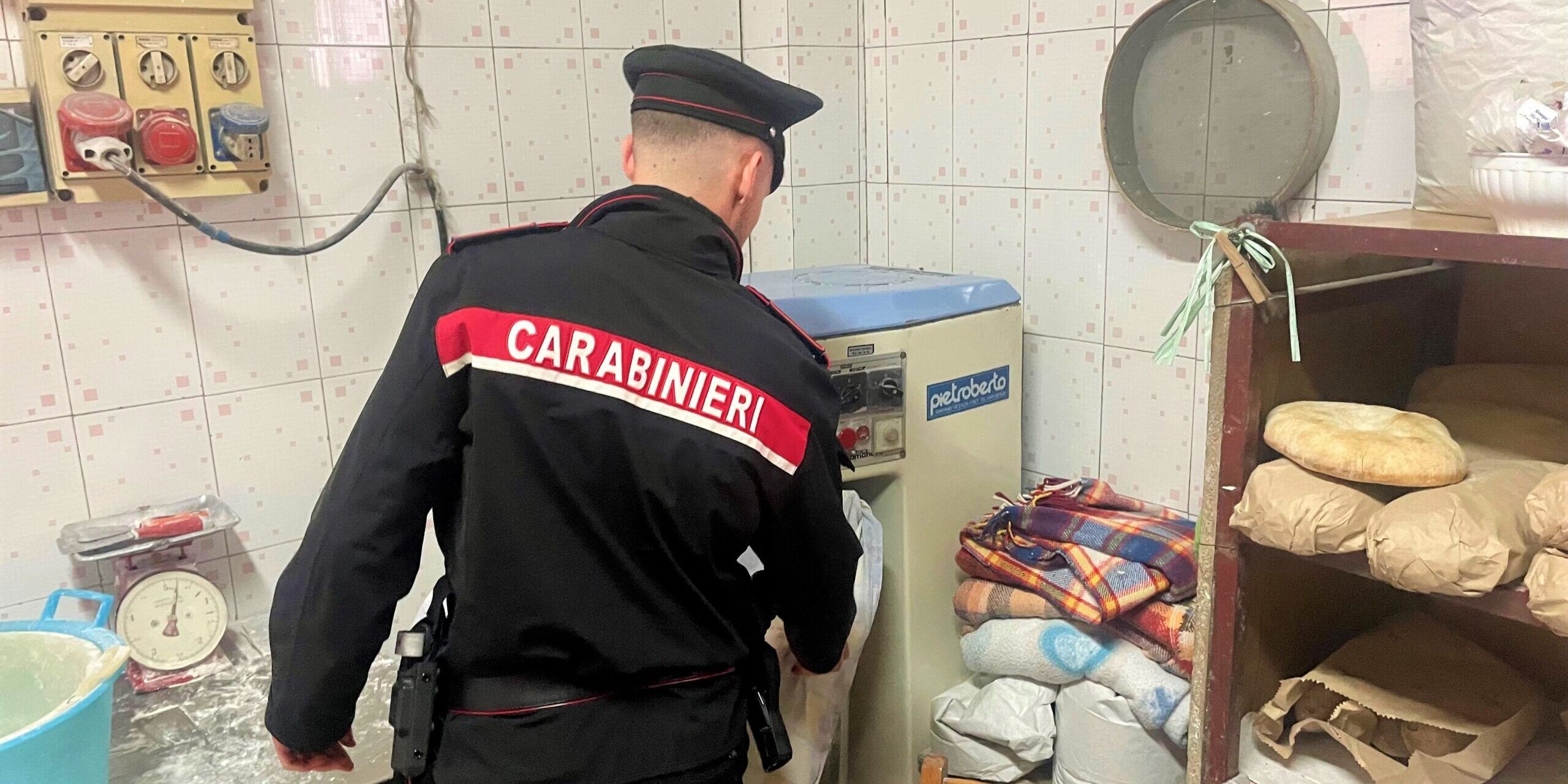 Lamezia Terme, i carabinieri chiudono un forno abusivo: sequestrati 60 chili di prodotti