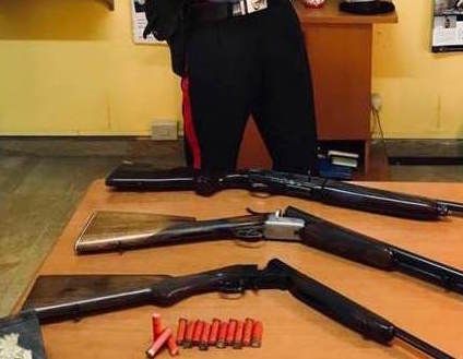 Armi e munizioni in stalle e case occupate, controlli e arresti nella Piana