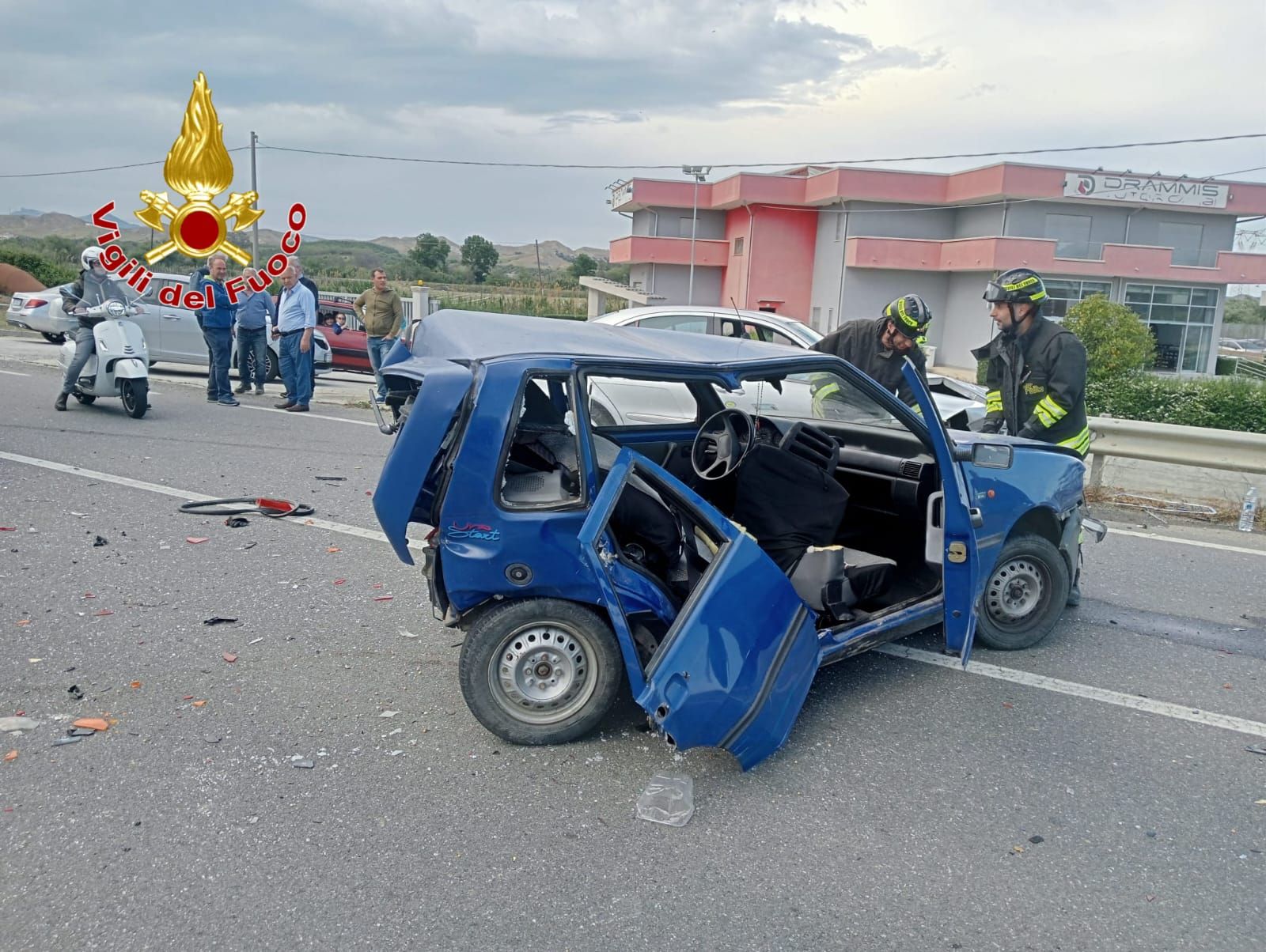 Scontro tra due auto nel Crotonese, 83enne estratto dalle lamiere – FOTO