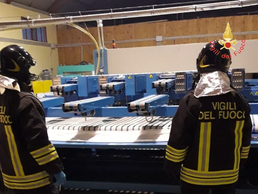 Resta bloccata in un macchinario, la salvano i vigili del fuoco