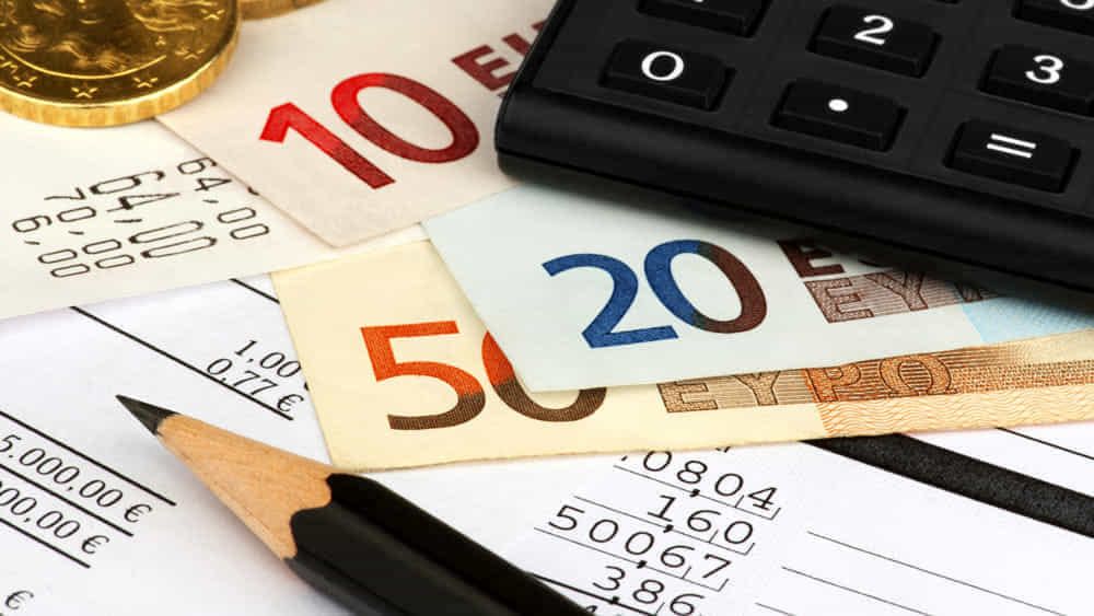 I prezzi volano, così l’inflazione si mangia una mensilità degli italiani