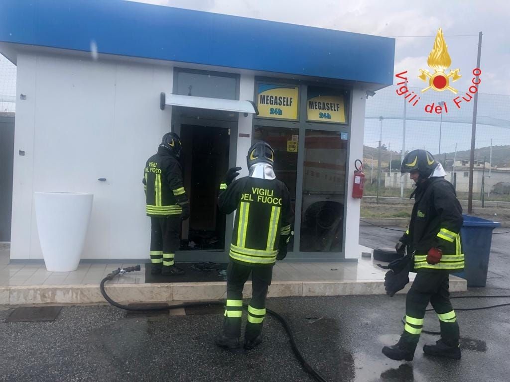 Botricello, in fiamme un distributore di carburante – VIDEO