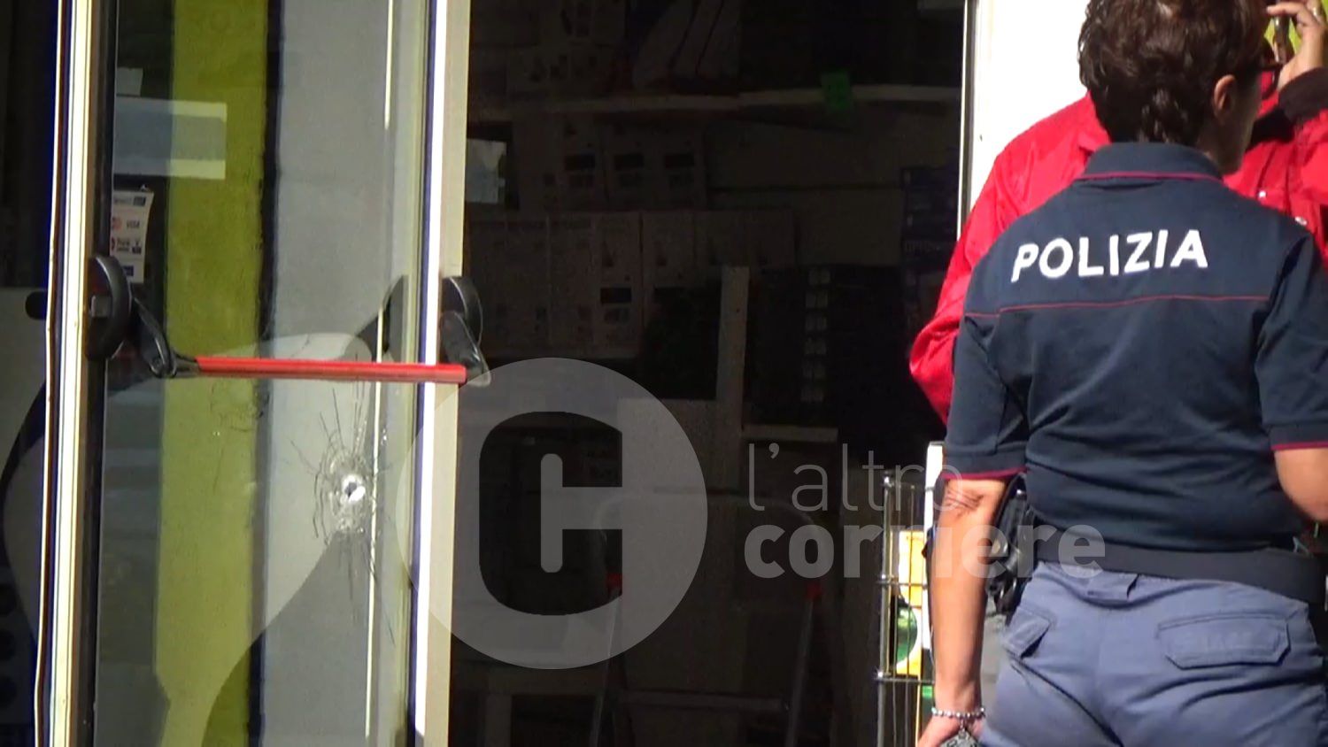 Intimidazione a Cosenza, colpi di pistola contro un negozio in centro