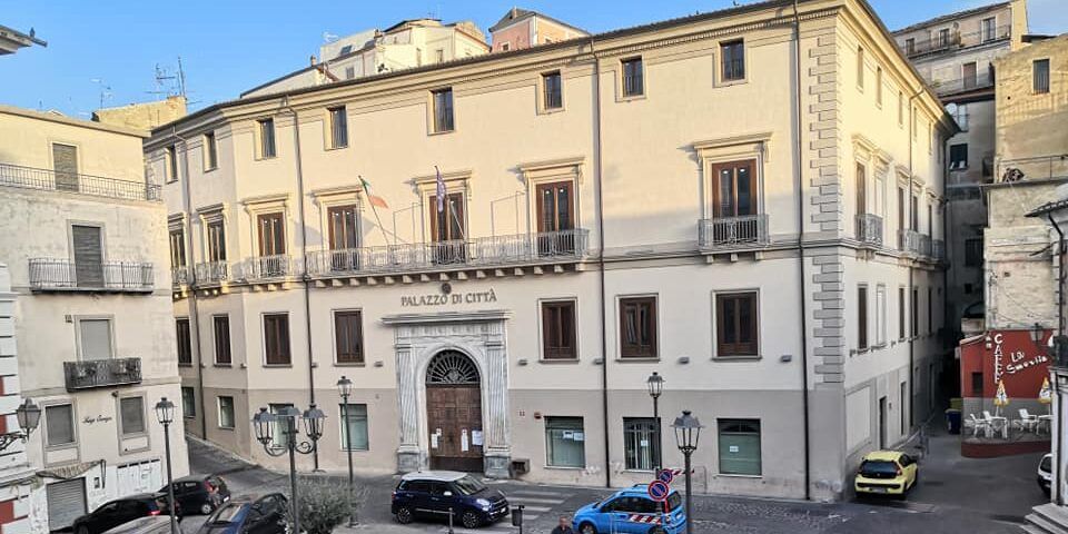 Nuovo organigramma, superdirigenti e grandi tensioni: clima rovente al comune di Corigliano Rossano