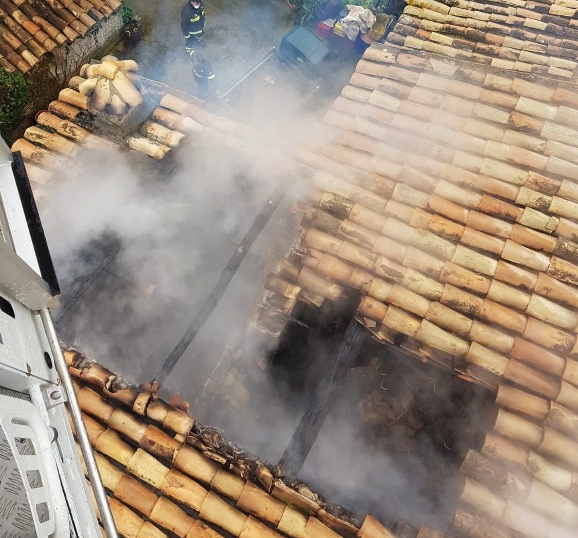 Castrolibero, incendio distrugge un'abitazione