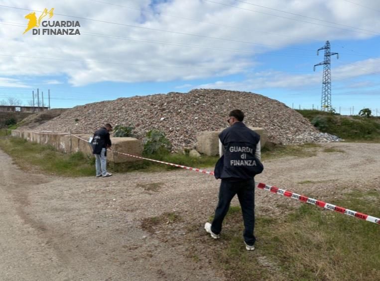 Sequestrata nel Cosentino una discarica abusiva con oltre 5 mila metri cubi di rifiuti