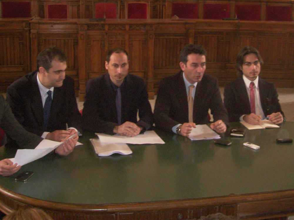 «Reggio brucia, Arena scappa»