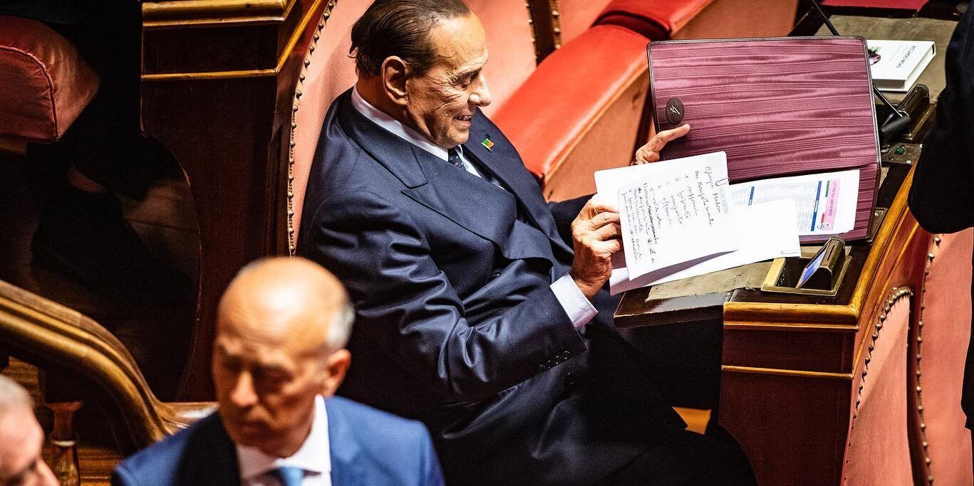 Serranò, il fotografo calabrese che ha “catturato” gli appunti di Berlusconi con le critiche alla Meloni