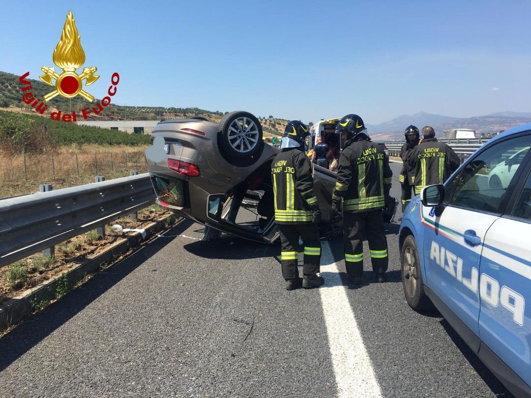 Auto si ribalta sull'A2 nel Cosentino