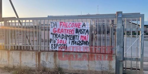 striscione_gratteri_aula_bunker_rinascita