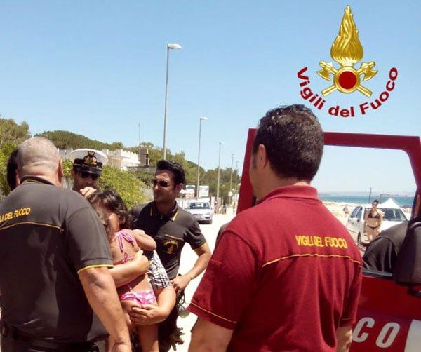 Bimba smarrita in spiaggia, ritrovata dai vigili del fuoco