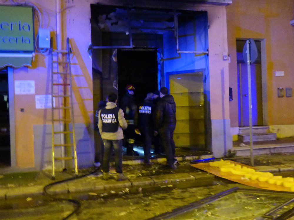 Reggio, esplosione dolosa  devasta un negozio nella notte
