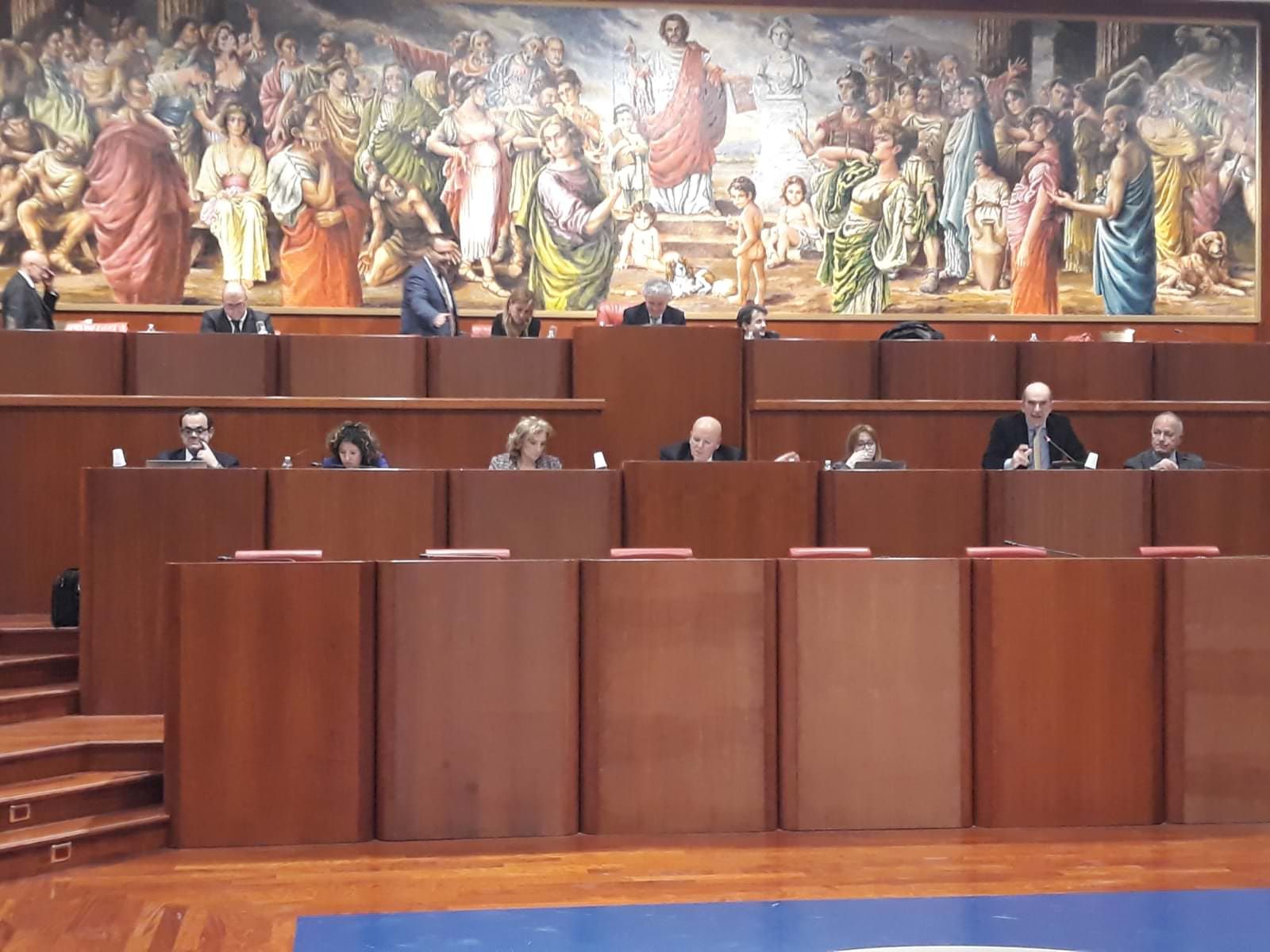 Regione: Oliverio compatta (per ora) la maggioranza e celebra il “suo” Por