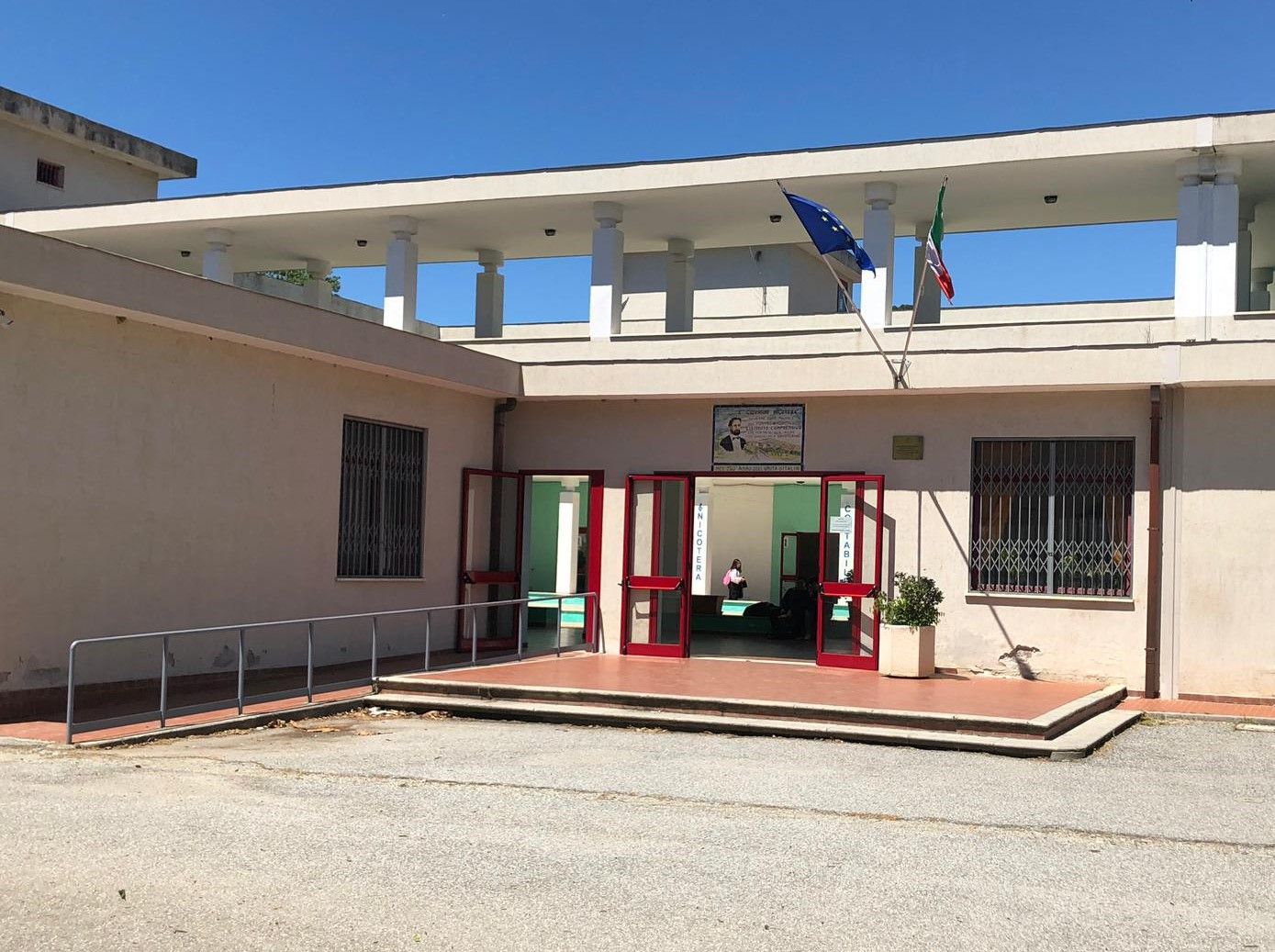 Pianificava di accoltellare la docente a scuola: sventata la tragedia a Lamezia Terme
