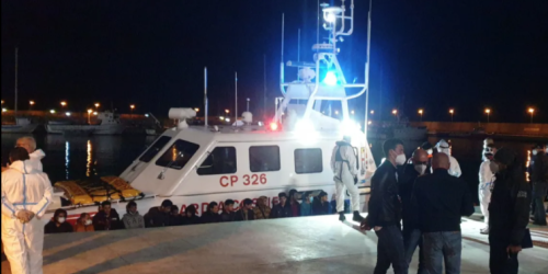 sbarco roccella 300 migranti