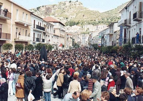La statua sul carrello per evitare "inchini"