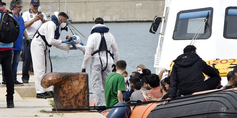Sbarcati a Crotone 89 migranti, tra di loro anche due neonati