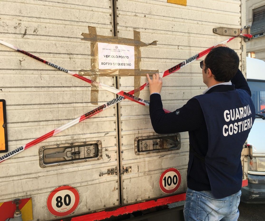 Gli scarti dell’ospedale di Reggio in viaggio sui traghetti, 19 indagati