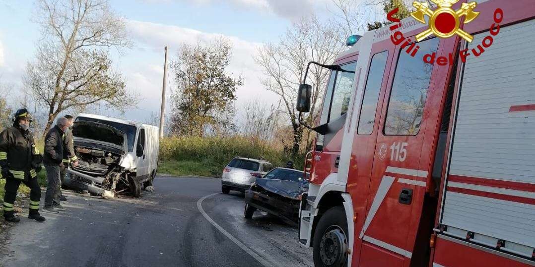 Scontro frontale fra un’auto e un furgone nel Vibonese