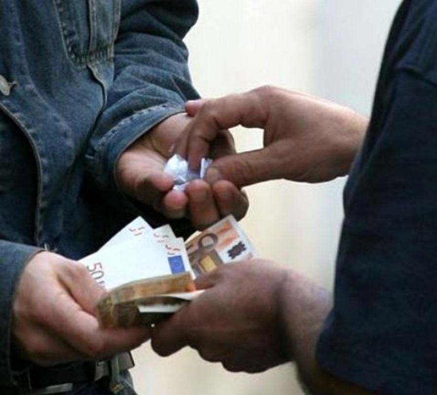 Erano ai domiciliari ma spacciavano, due arresti a Cosenza