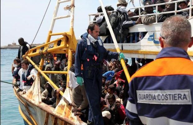 Sbarchi: più di mille migranti, 11 donne hanno perso i figli nel naufragio
