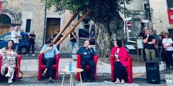 Casali del Manco, piazza gremita per la “Notte della Legalità” con il procuratore Gratteri