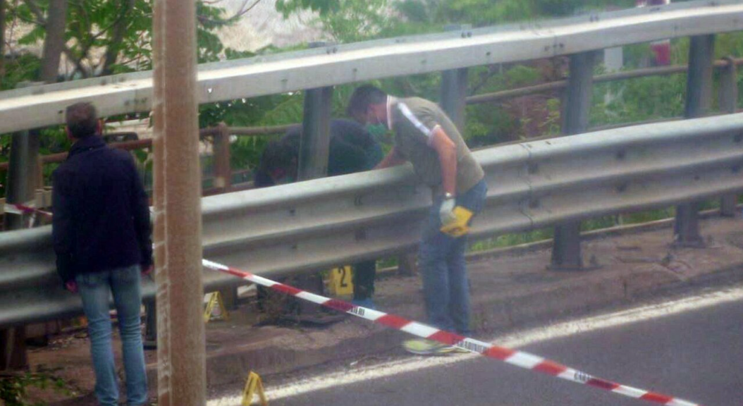 Giallo a Trieste, cadavere bendato appeso al guardrail