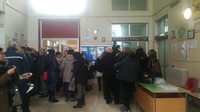 Topi in una scuola, la protesta delle mamme a Castrovillari