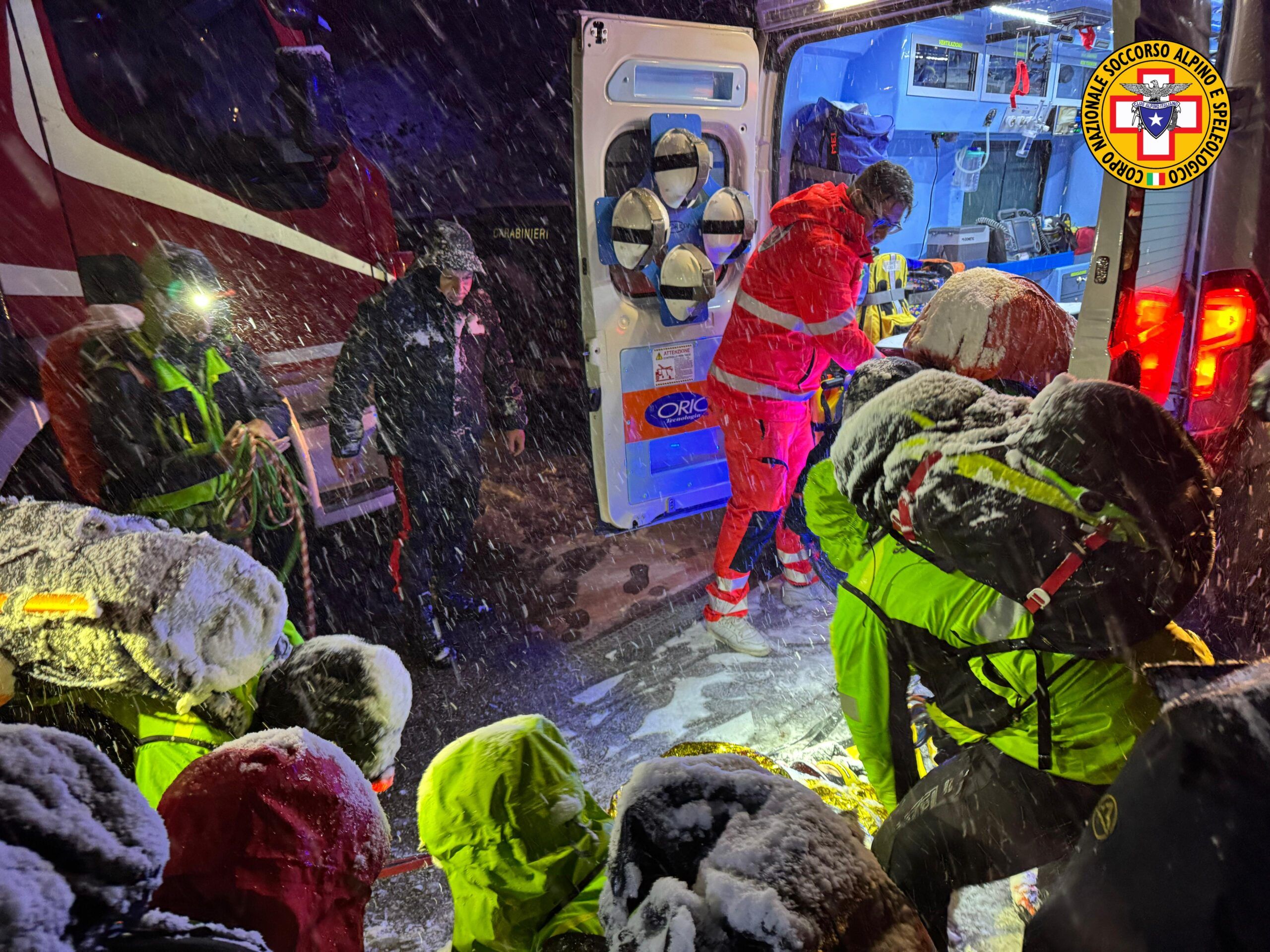 Maltempo e neve ad alta quota, escursionista soccorso nella notte e salvato sul Pollino – FOTO