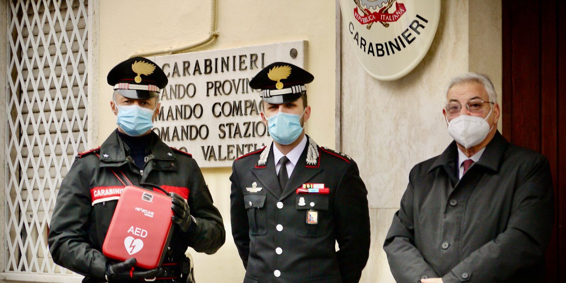 La Fondazione Veronesi consegna un defibrillatore ai carabinieri di Vibo Valentia