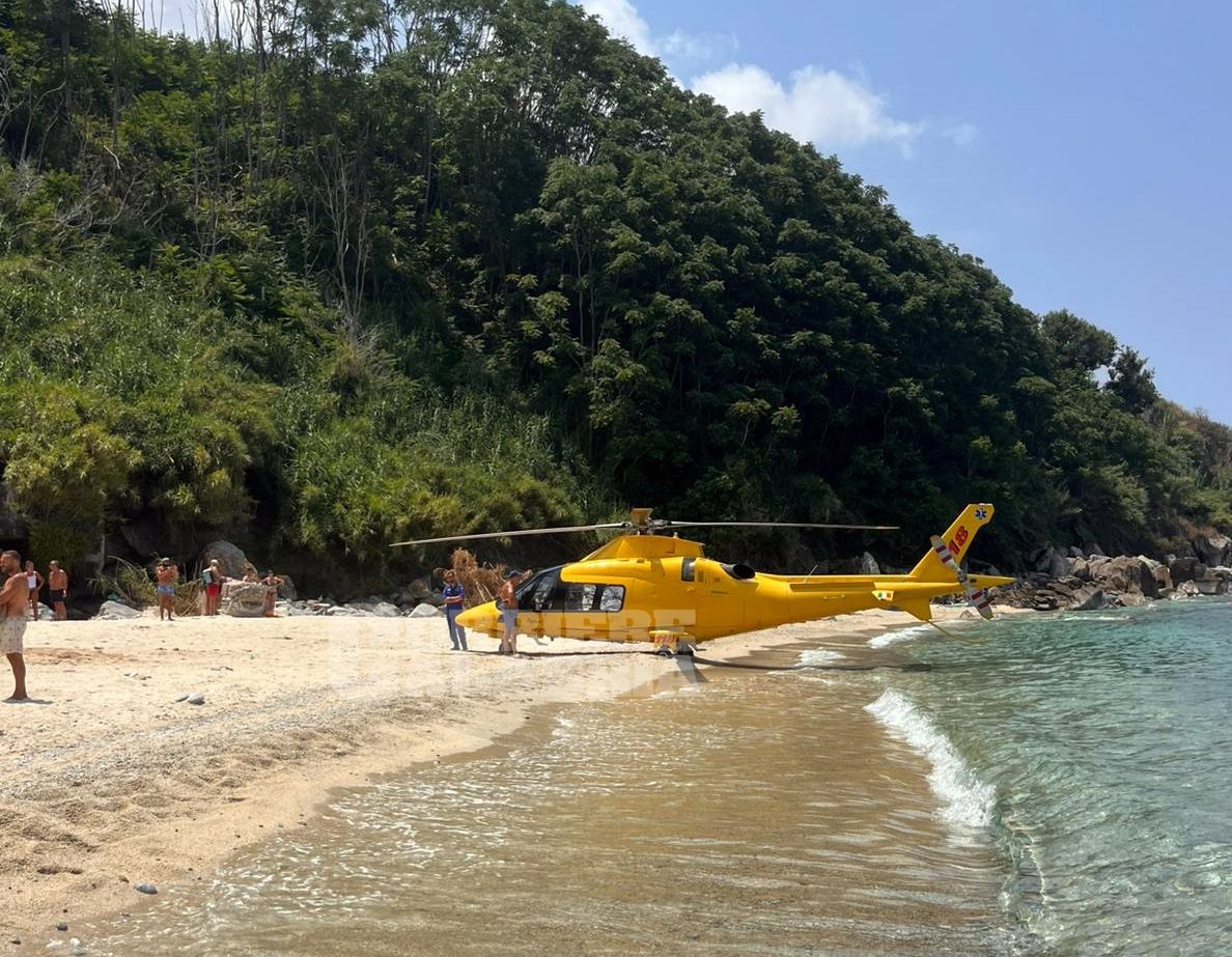 Paura sulla spiaggia di Michelino, donna colpita da una pietra: arriva l’elisoccorso