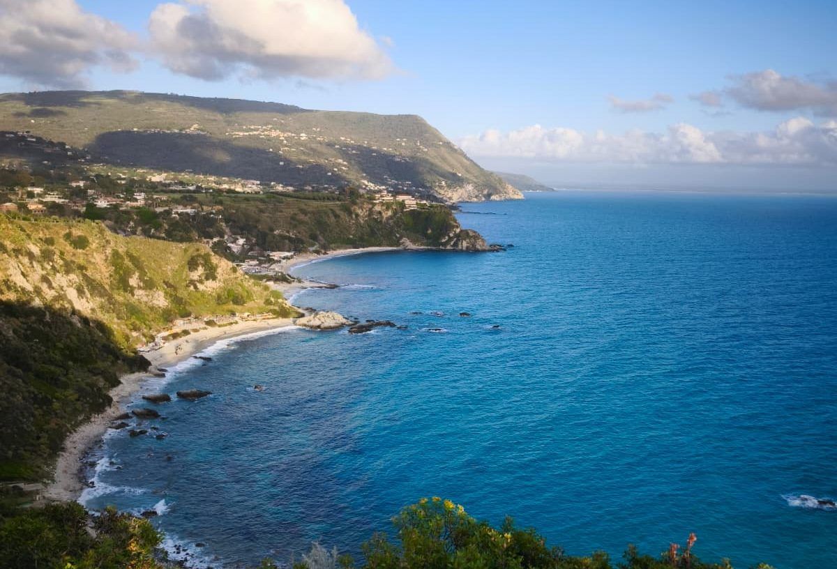 Il litorale calabrese e le spiagge a rischio: l’erosione costiera minaccia la Calabria
