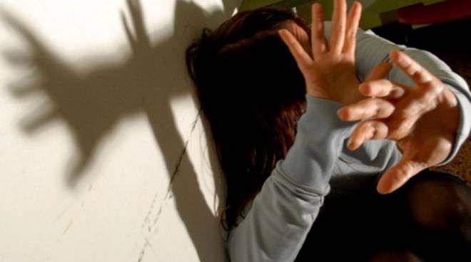 Minacciava la moglie con un coltello, arrestato 37enne