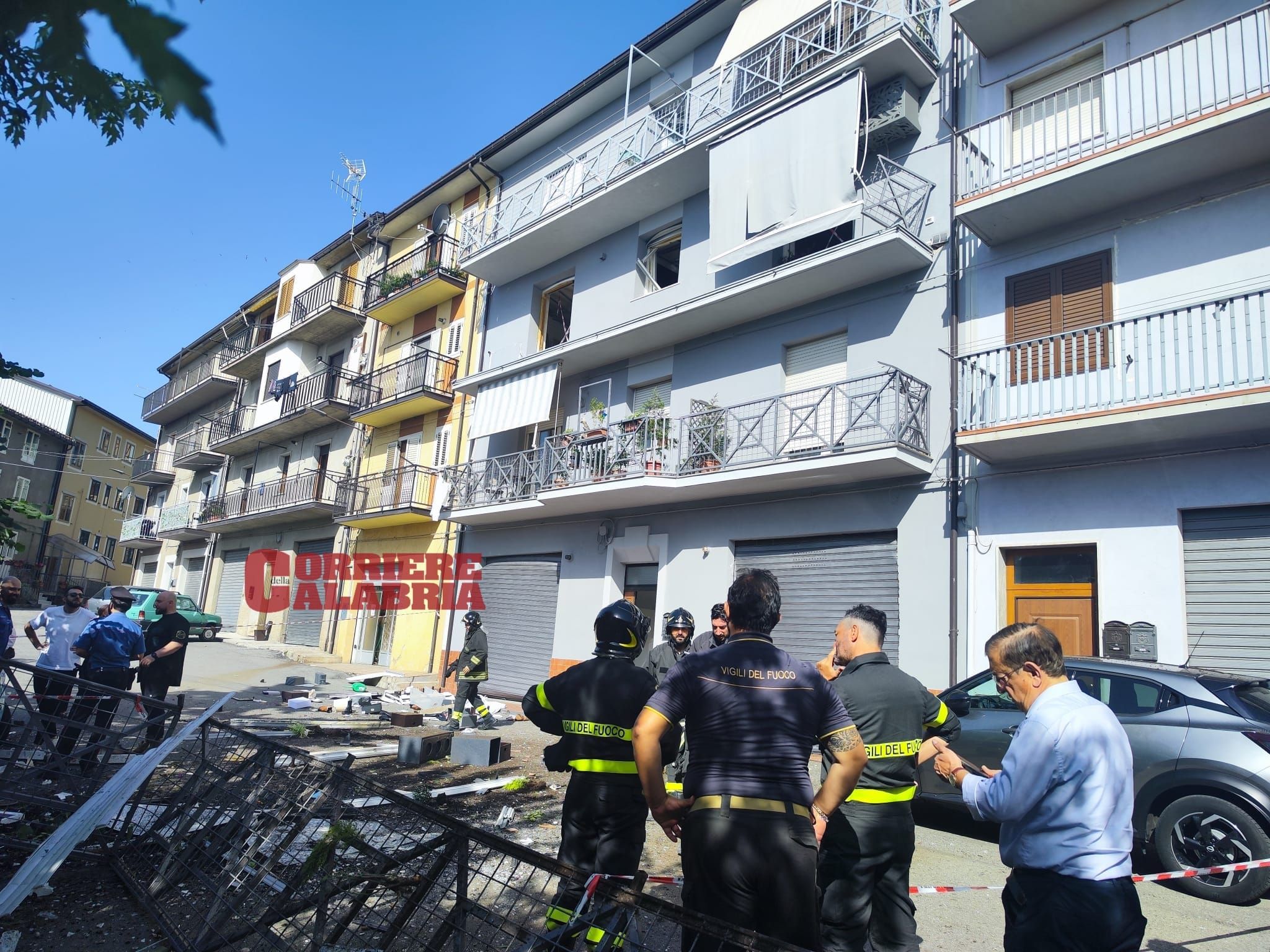 Esplosione per una fuga di gas in una palazzina di San Giovanni in Fiore: due feriti gravi – VIDEO