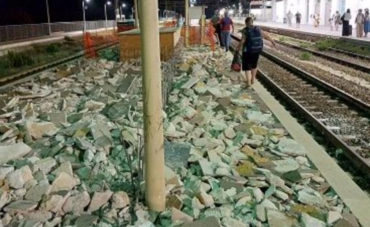 Alla stazione di Vibo-Pizzo passeggeri costretti a camminare tra le macerie. «Inaccettabile»