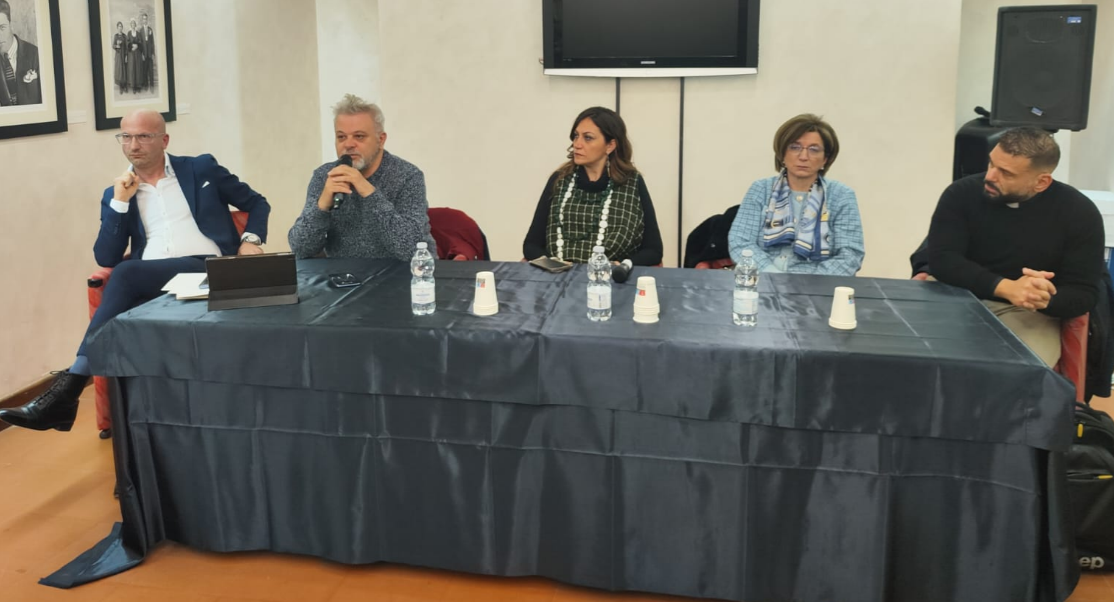 “I sogni attraversano il mare”, inaugurata la mostra dedicata alle vittime del naufragio di Cutro