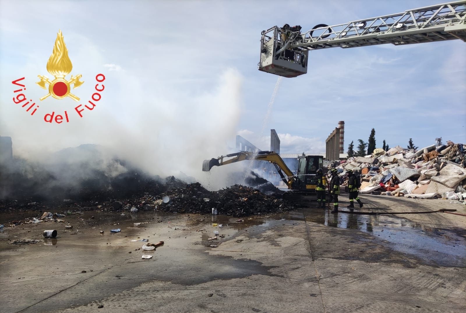 Lamezia, incendio nella zona industriale: in fiamme cumuli di rifiuti – FOTO VIDEO