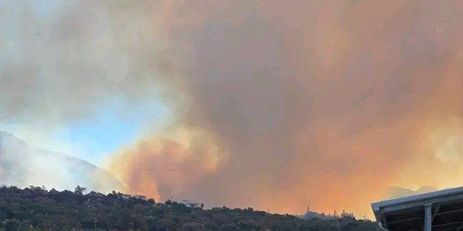 Violento incendio a Santa Domenica Talao, chiuse scuole e strada provinciale