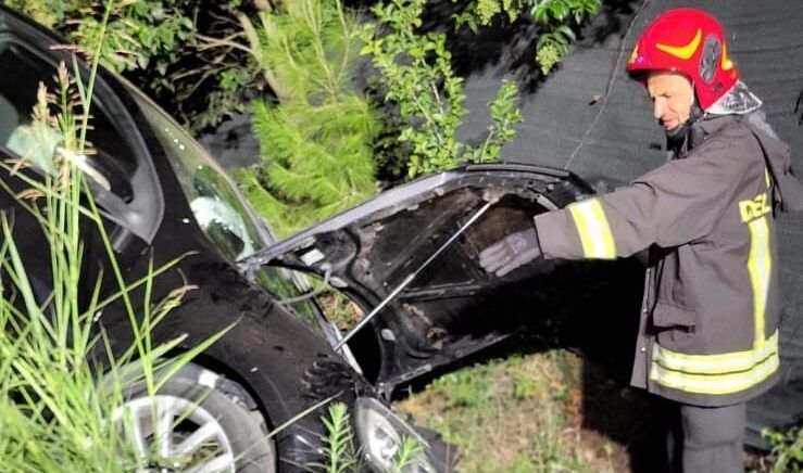 Auto perde il controllo e finisce fuori strada a Crotone, due feriti – FOTO