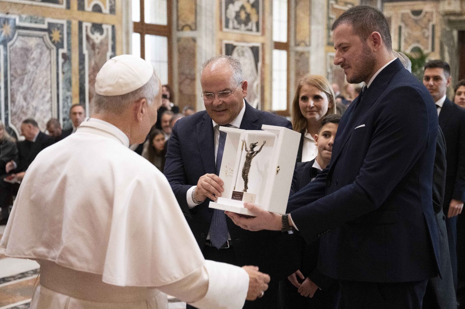 Michele e Antonio Affidato donano una scultura di Cristo Risorto a Papa Leone XIV