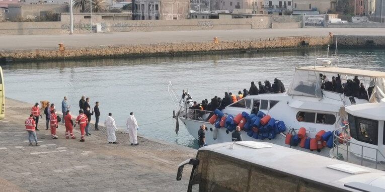 Non si fermano gli sbarchi in Calabria: a Crotone arrivate 60 persone, 43 a Roccella
