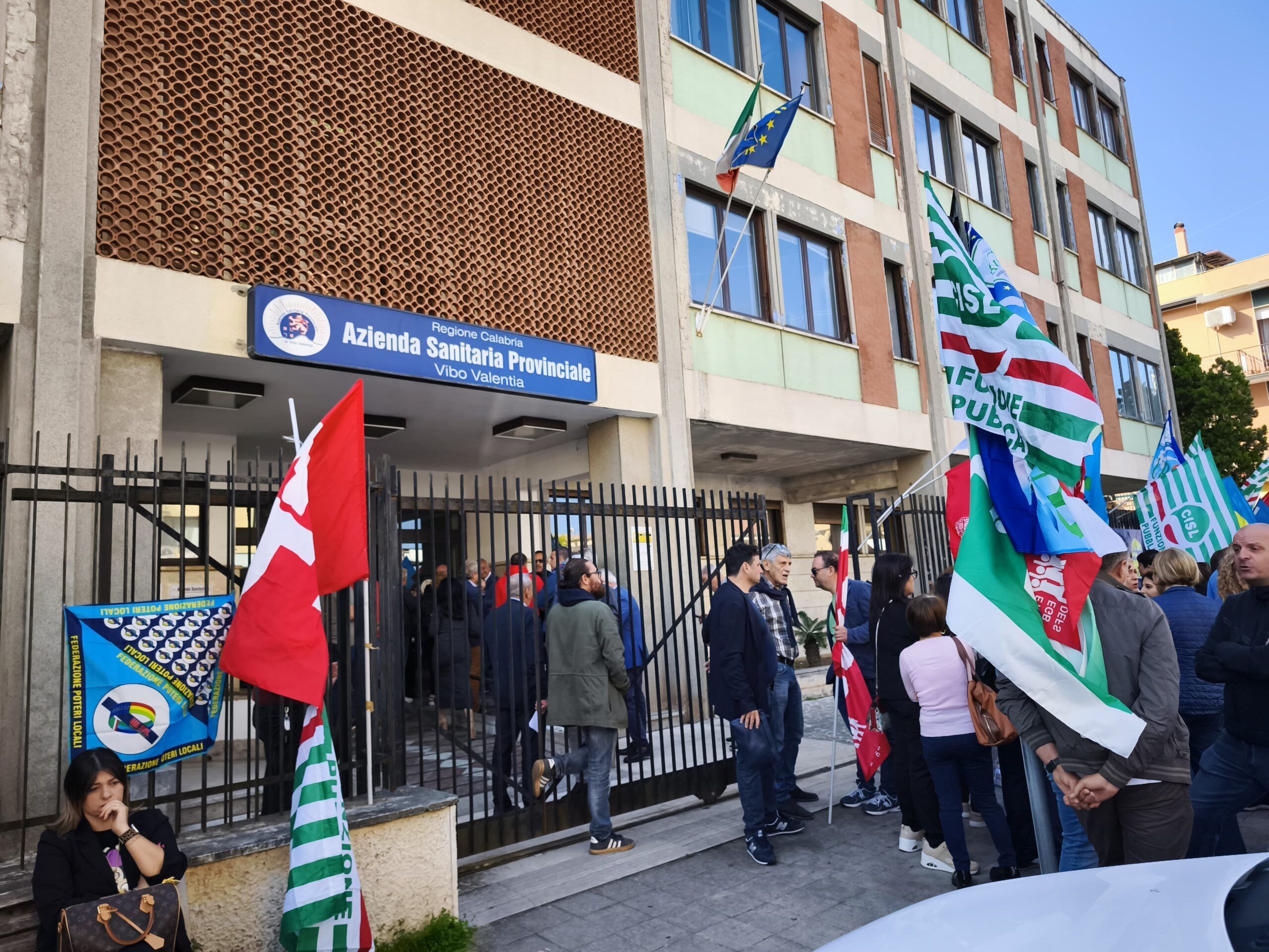 Asp di Vibo, nuovo dietrofront: prorogati solo 17 contratti su 40. I sindacati: «Ci sentiamo beffati e umiliati»