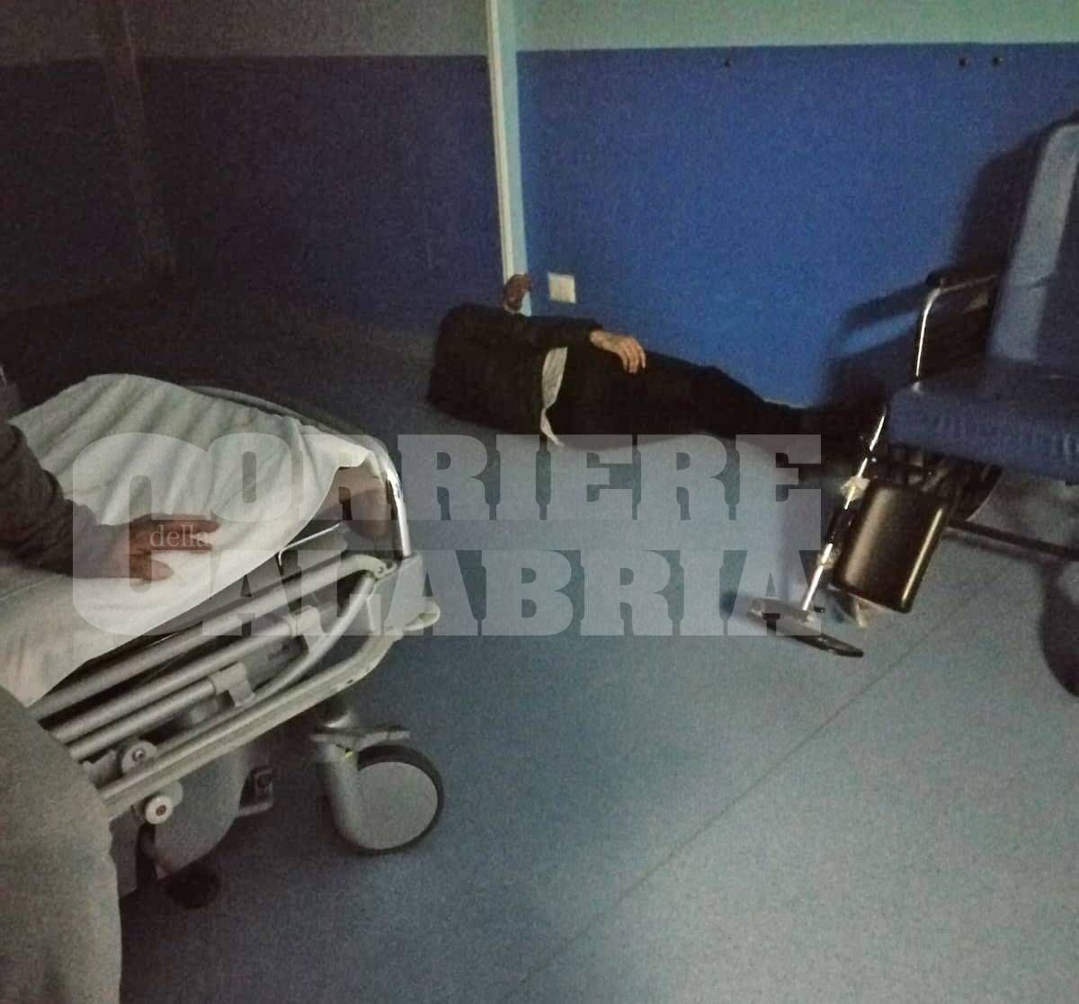 Mancano barelle al pronto soccorso di Rossano, un paziente passa la notte a terra