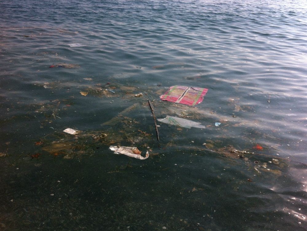 MARE SPORCO | Bagnanti bloccano la statale 18