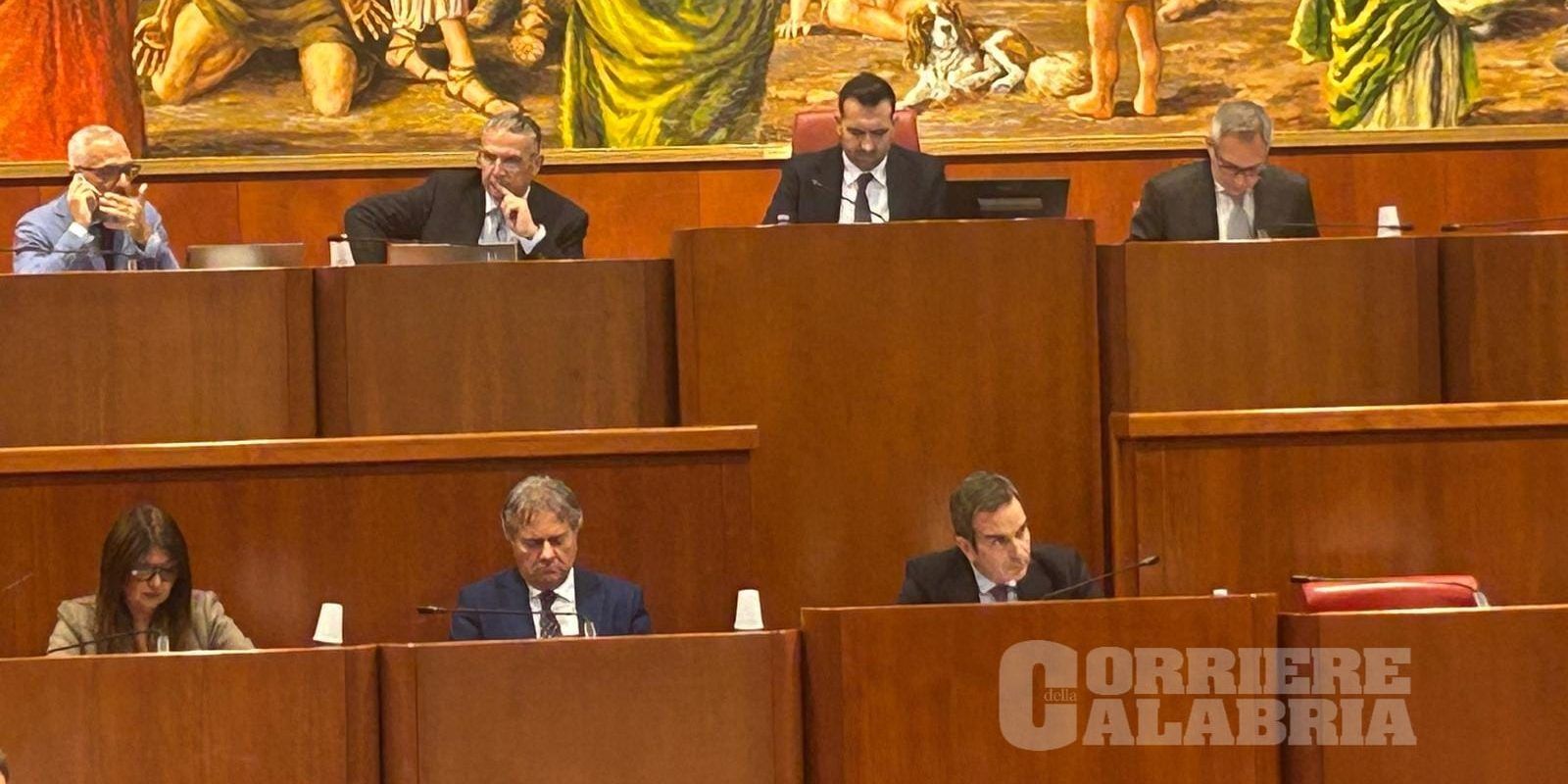 Programma di governo approvato con 21 voti. Occhiuto all’opposizione: «Non avete imparato dalla sconfitta»