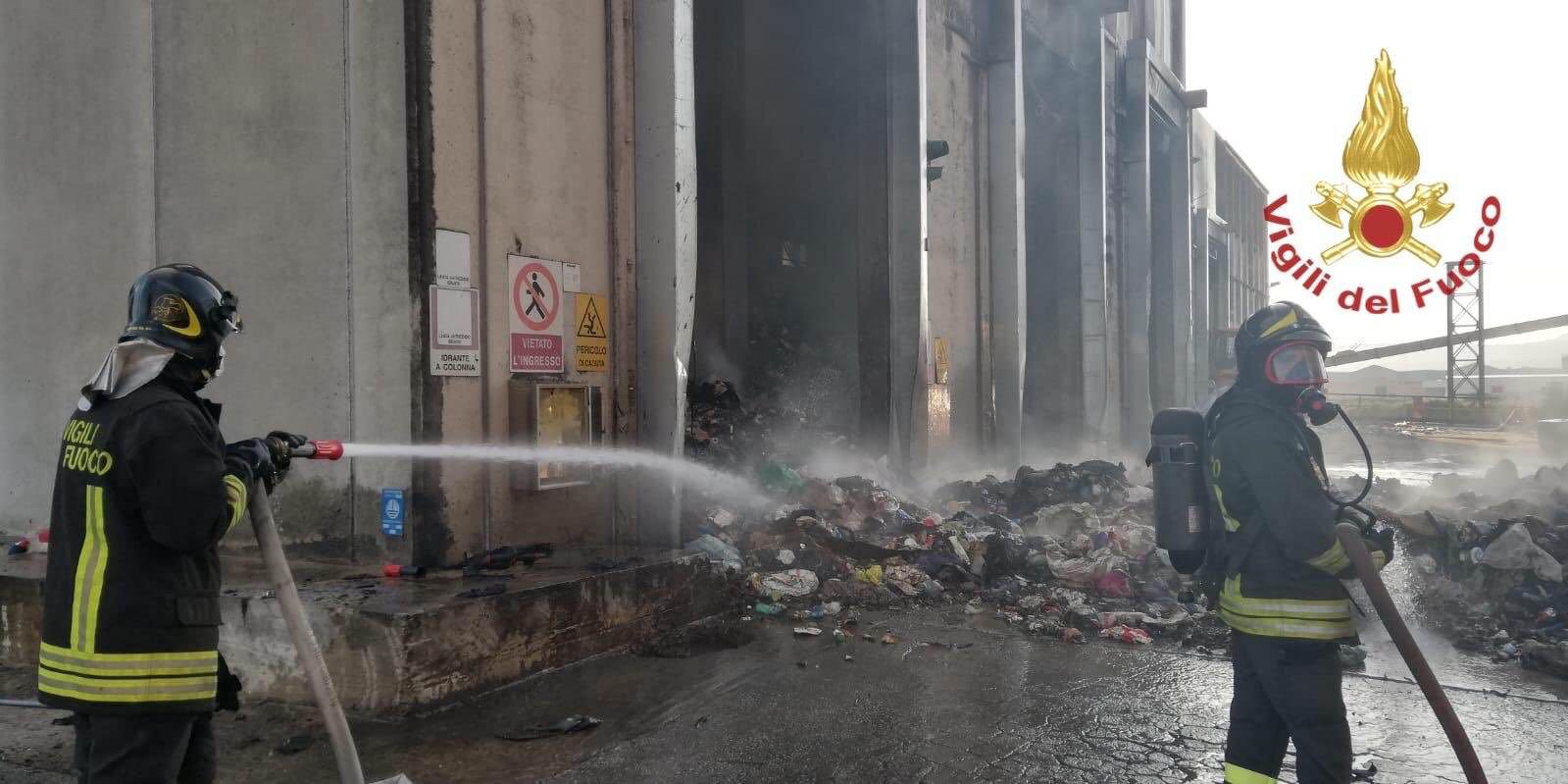 Lamezia, domato un vasto incendio nell’area ex Sir – FOTO