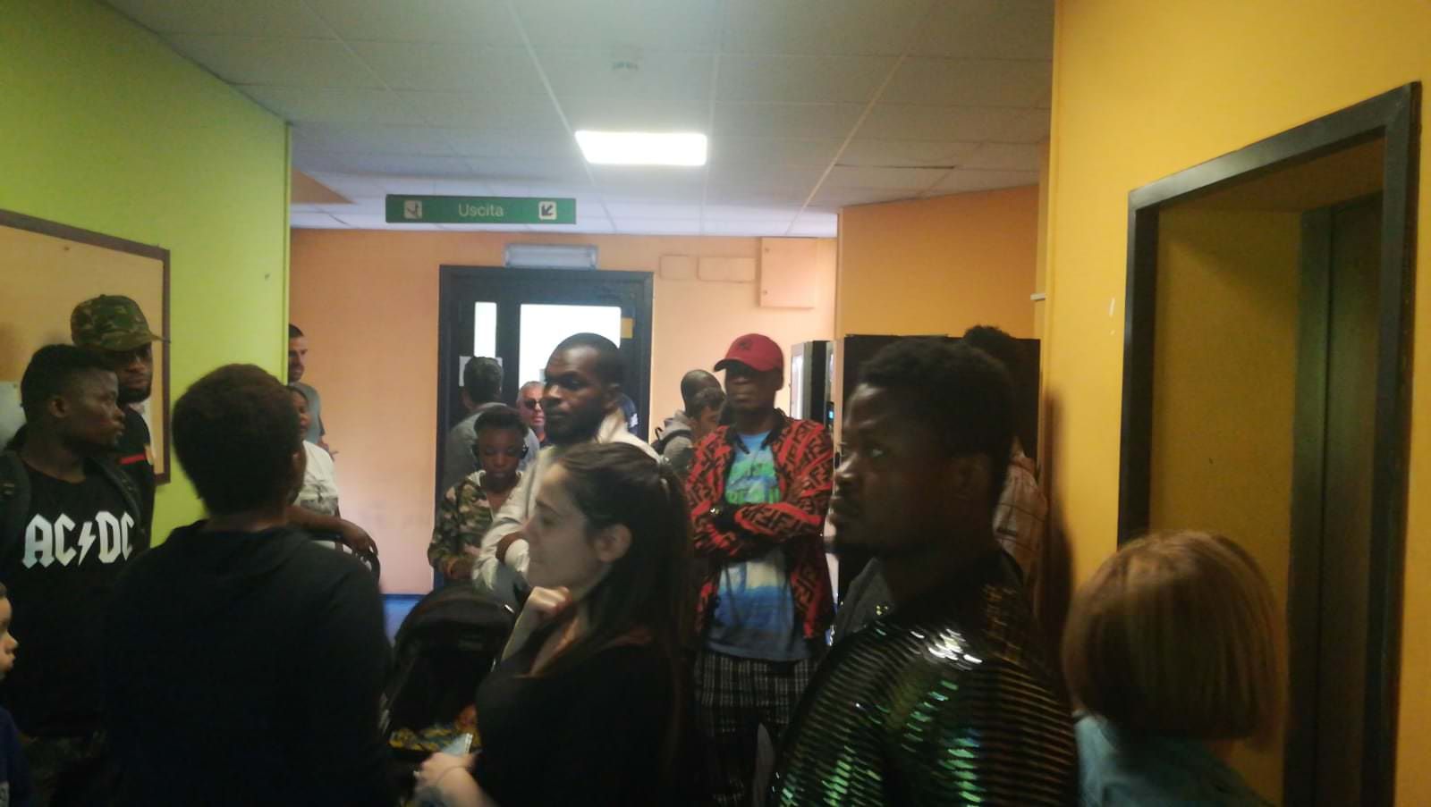 Cosenza, gli attivisti per la casa occupano gli uffici Aterp